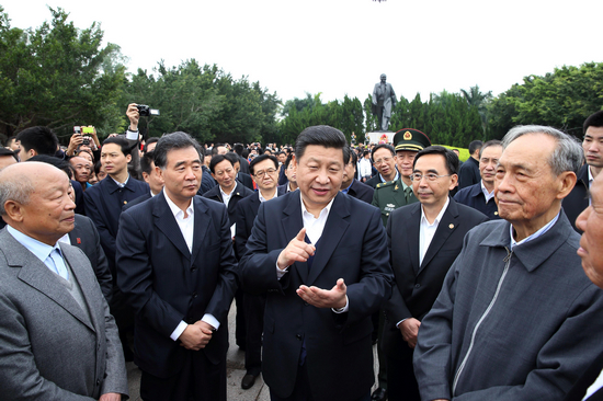 12月8日，习近平来到深圳莲花山公园，向邓小平雕像敬献花篮，除了广东现任官员陪同之外，四位曾经陪同邓小平南巡的老同志也出席仪式。 新华社 图